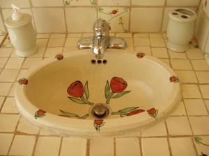 Hand-painted Mexican sink in the bathroom makes it pleasant to brush your teeth.